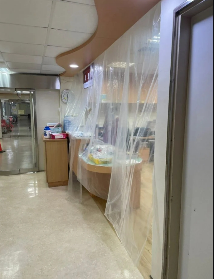 護理站跟病房的隔離措施只隔一片塑膠布。（圖／翻攝自Dcard）