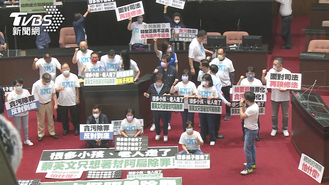 藍綠立委立法院爆衝突。（圖／VBS）
