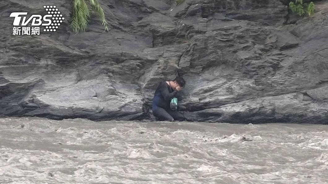 夫妻遊茂林遭洪水沖走! 夫自行上岸、妻下落不明