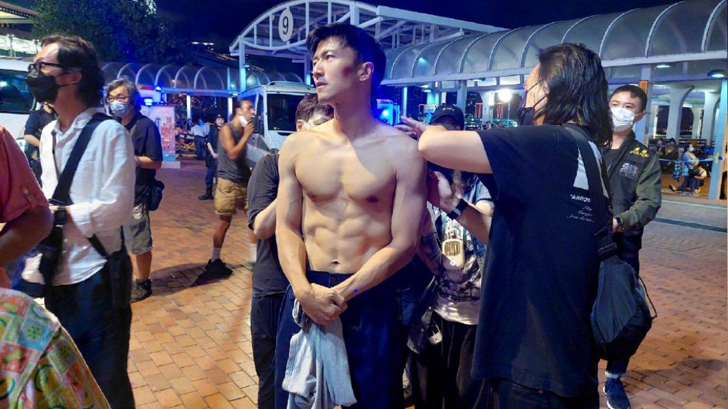 謝霆鋒裸上半身佇立香港街頭 6塊肌引網讚:羨慕王菲