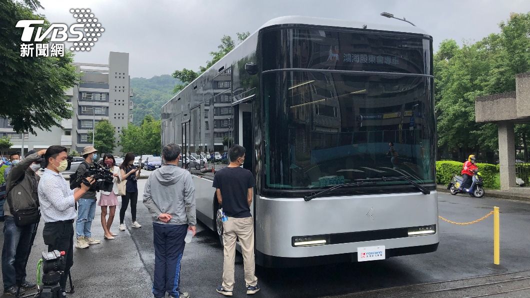 鴻海股東會電動巴士Model T吸睛 每月產能20輛