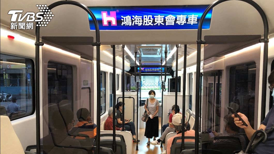 鴻海股東體驗電動巴士Model T。(圖/中央社)