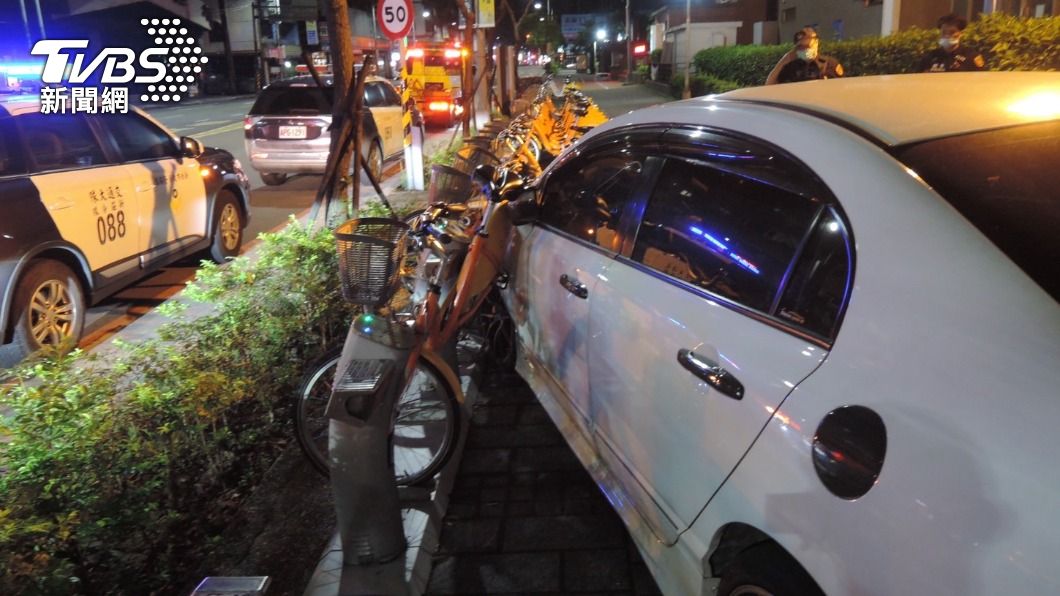 暗夜車衝人行道 撞YouBike租借站駕駛賠慘了