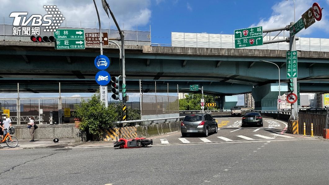 騎士在路口車禍後被送往醫院救治。(圖/TVBS)