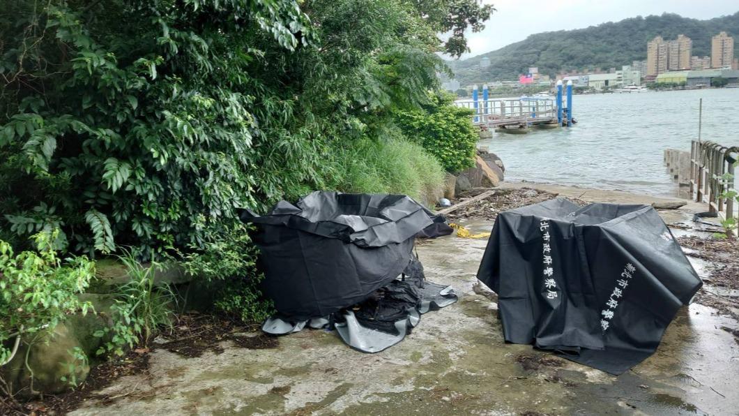 警消人員稍早在關渡橋附近打撈起男女浮屍，2人落水原因待查。（圖／民眾提供）