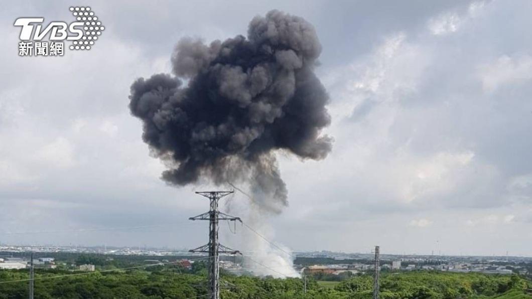 AT-3教練機墜機後爆炸發出巨響。(圖/TVBS)