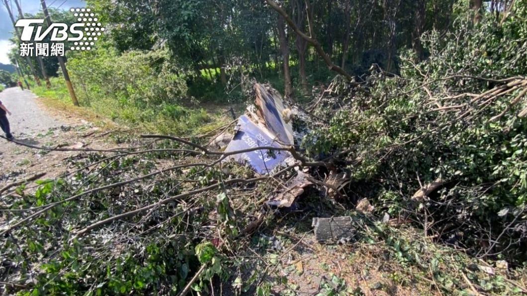 國防部證實,空軍1架AT-3教練機於高雄岡山基地起飛,執行訓練任務時發生事故,飛官徐大鈞少尉殉職。(圖/TVBS)