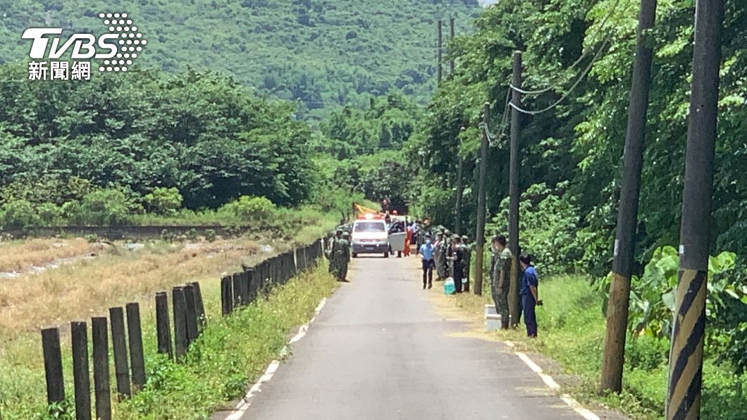 AT-3墜毀殉職!徐大鈞遺體抬上救護車 同袍列隊送行