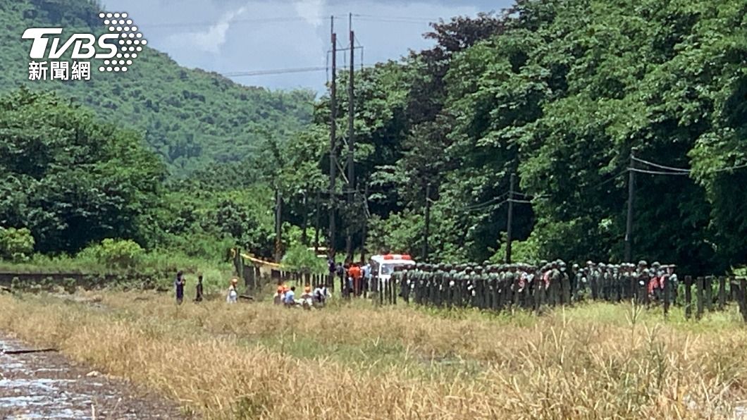 國軍弟兄站兩側為罹難同袍送行。（圖／TVBS）