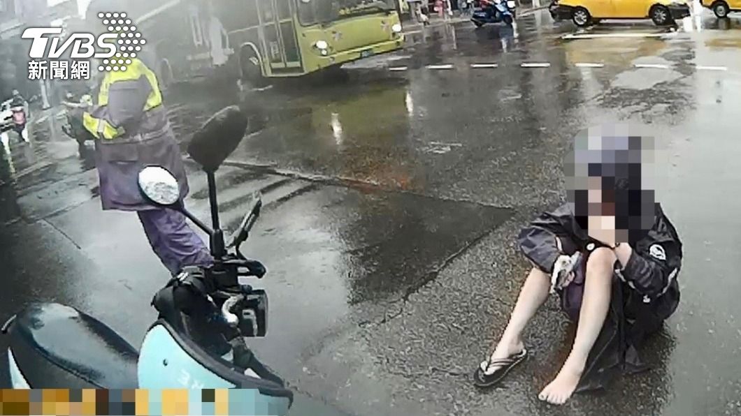 大雨騎車挨撞！妙齡女倒路中難起身　警冒雨擋車救援