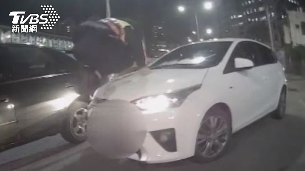 不想這麼早勒戒!通緝犯毒駕拒檢 「撞警噴引擎蓋」遭訴