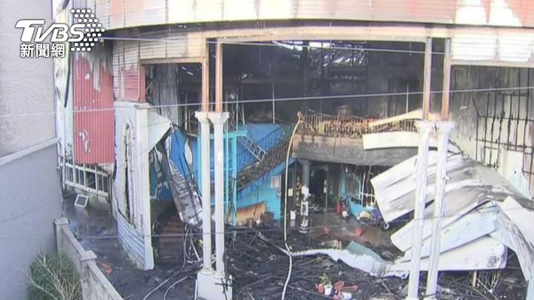 保齡球館被燒到坍塌。(圖/TVBS資料畫面)