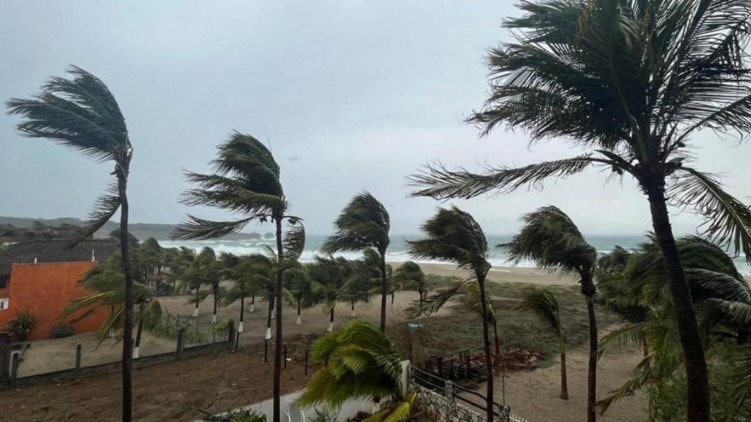 73年來最強5月颶風「艾加沙」登陸墨西哥 引強風暴雨