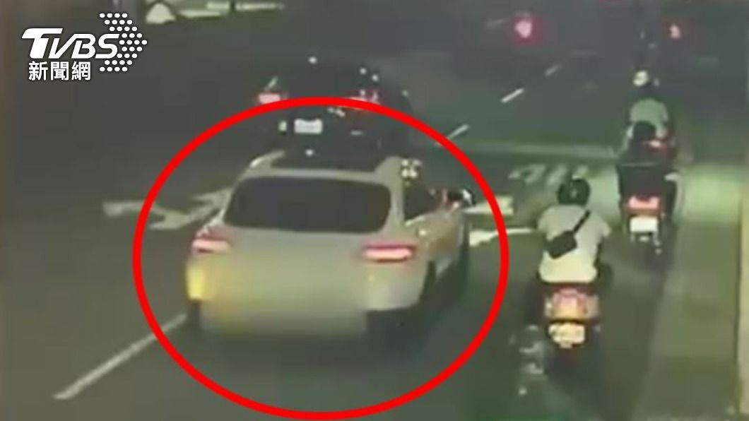 員警鎖定白色保時捷,發現車主為男子太太,依法將人通知到案。(圖/TVBS)