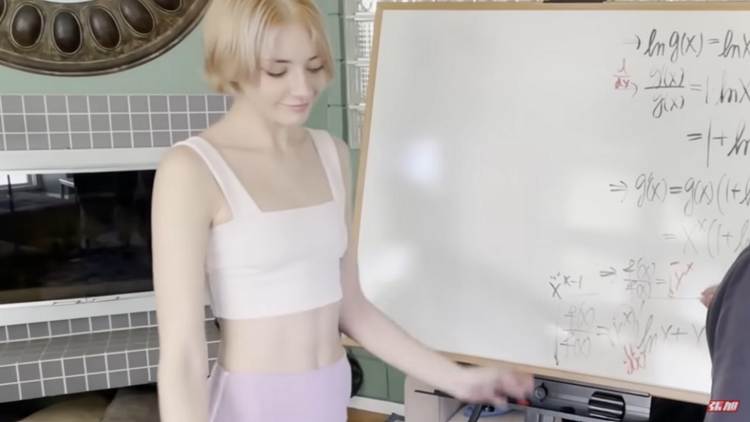 該名金髮辣妹竟然是「Pornhub」排名前600大AV女優。（圖／翻攝自張旭YouTube）
