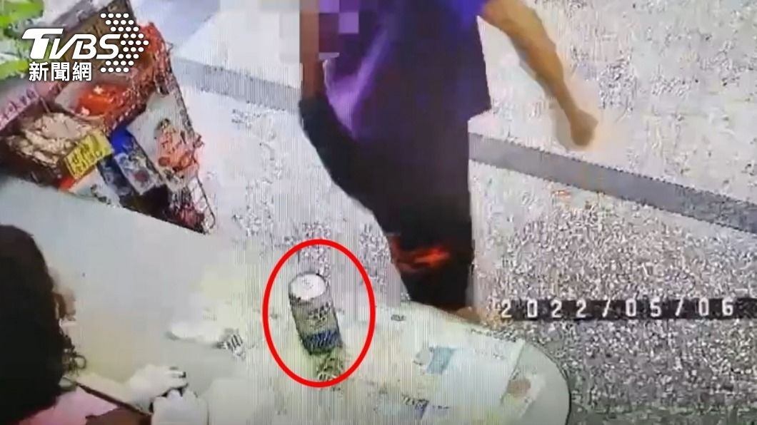馬男刻意到雜貨店內買啤酒喝。(圖/TVBS)