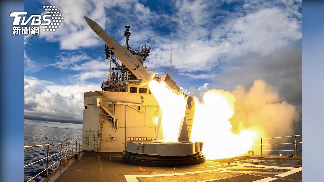 海軍子儀軍艦發射標準一型飛彈。(圖/國防部提供)