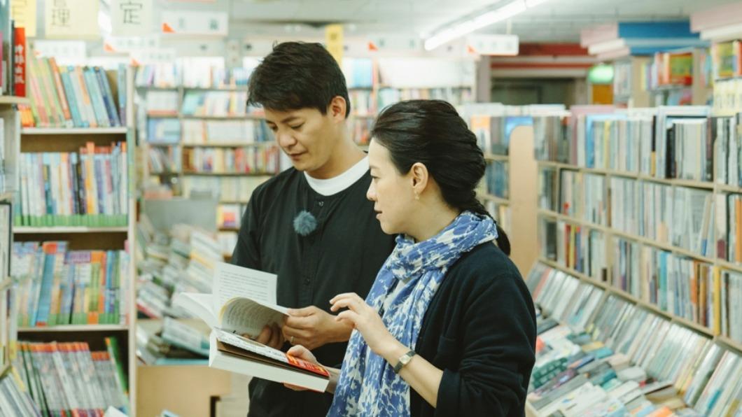 謝哲青與曾寶儀進入書局懷念當學生的感覺。(圖/三立提供)