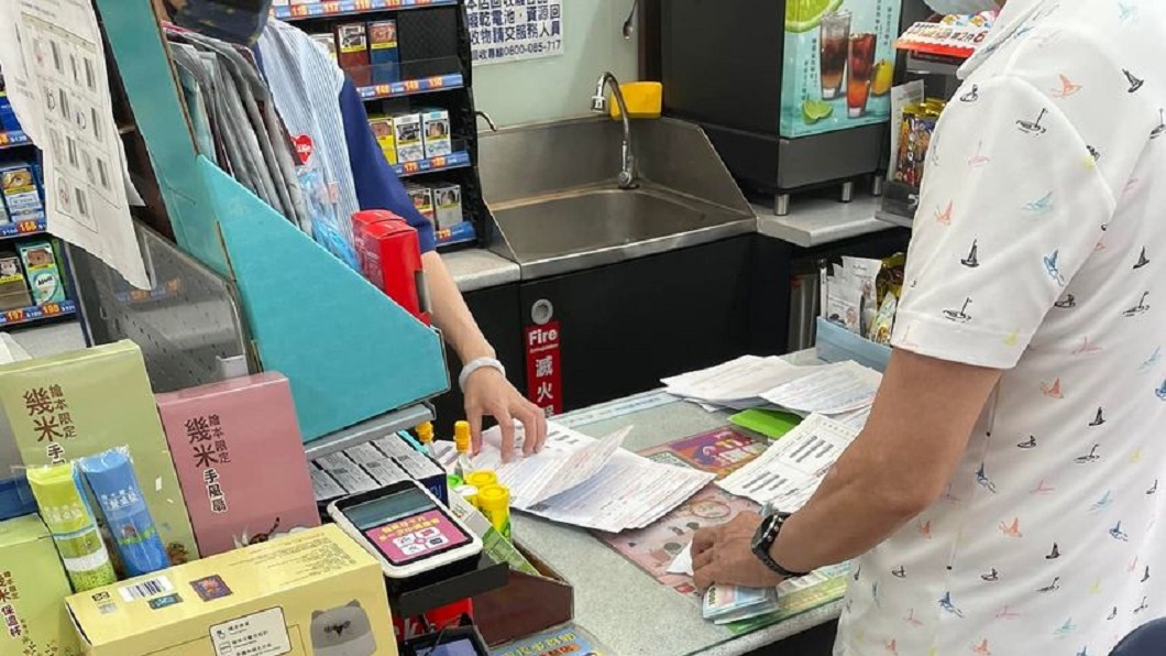 阿伯超商繳費掏「整疊房屋稅」　排隊男心酸：資本主義的味道