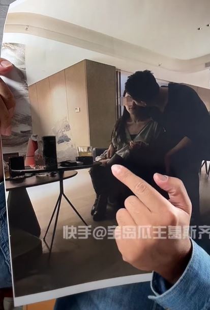 汪小菲緊抱照片曝光。(圖/翻攝自快手直播)
