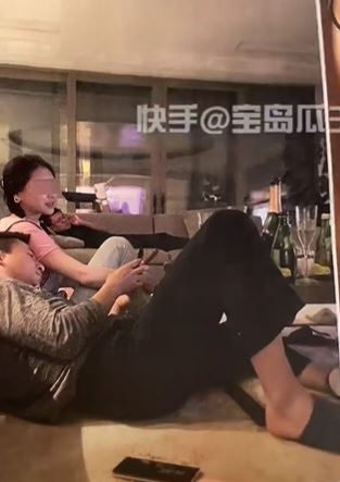 葛斯齊曝光汪小菲在婚房與其他女子幽會照片。(圖/翻攝自快手直播)