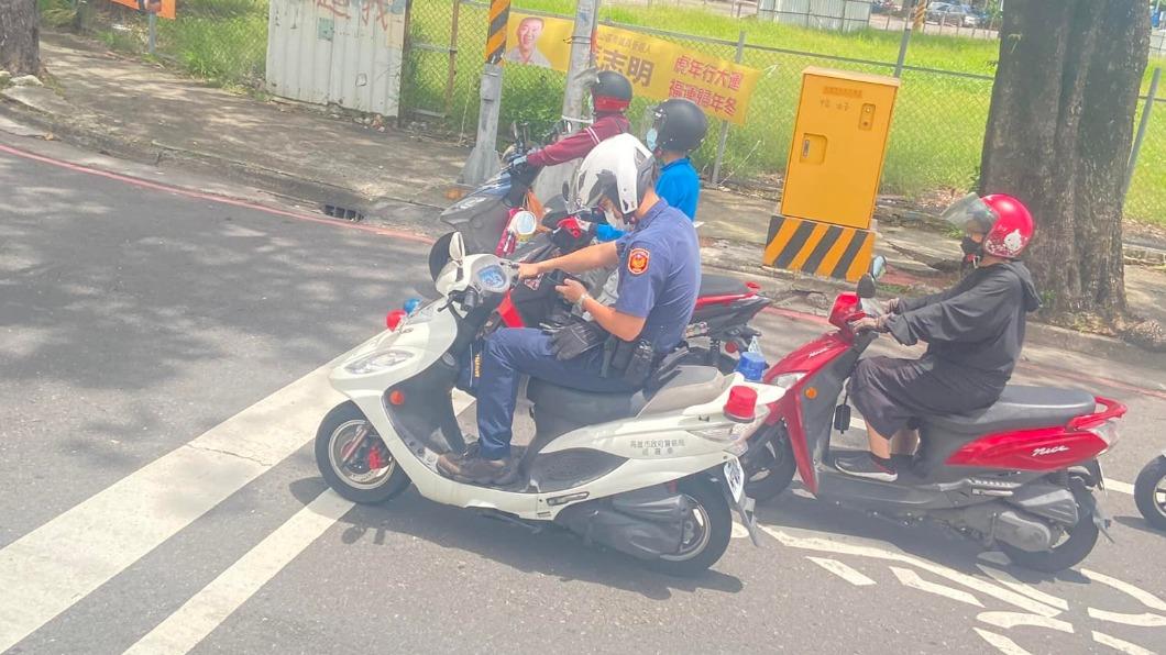 「笑你不敢檢舉」拍到員警疑等紅燈滑手機! 全網掀論戰
