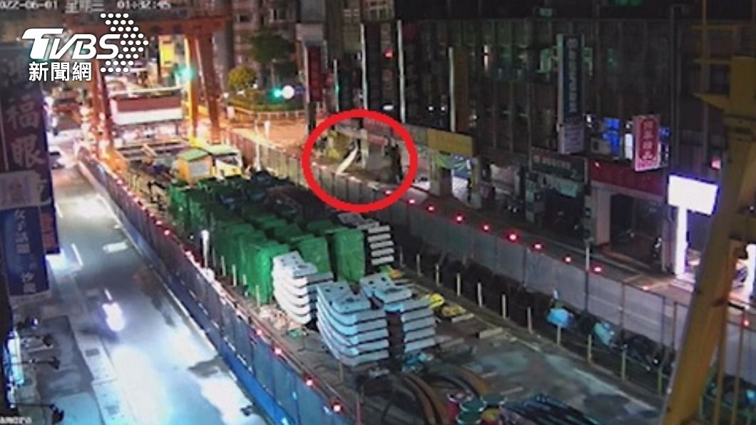 監視器拍下機車(紅圈處)撞上騎樓樑柱的瞬間。(圖/TVBS)