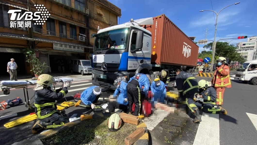 情侶雙載一起去上班、遭聯結車撞擊輾壓 送醫死亡