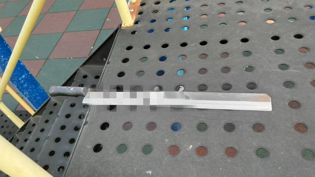 警方將西瓜刀取下。(圖/民眾提供)