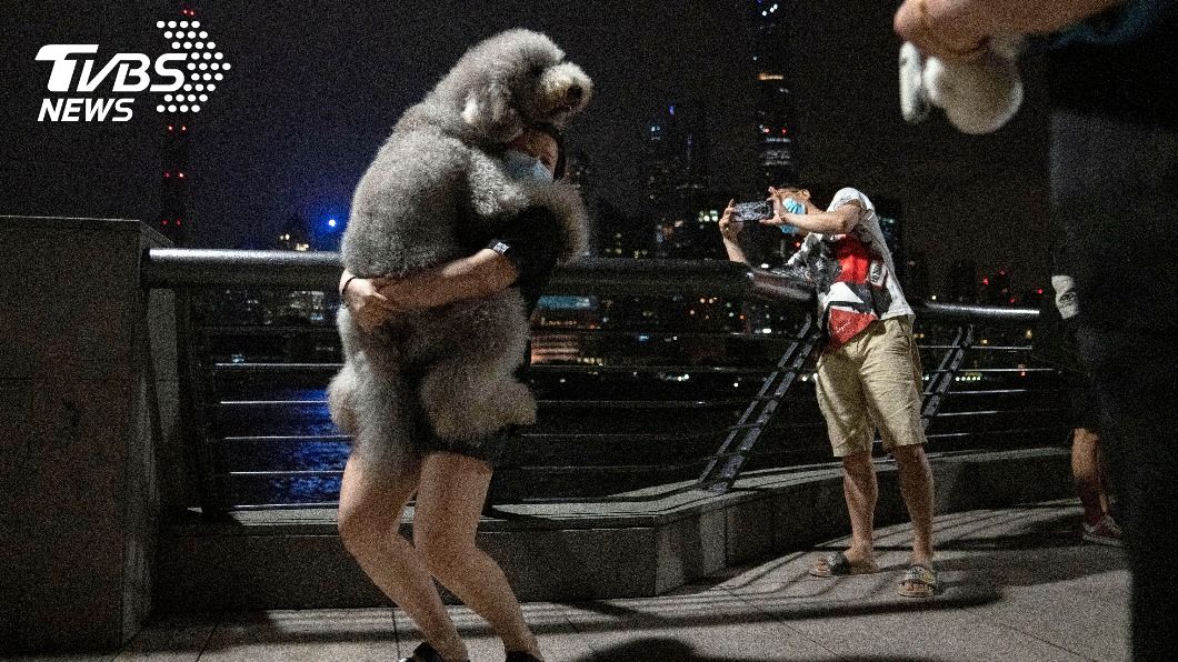 上海市民迫不及待地帶著愛犬出門散步。(圖/達志影像美聯社)