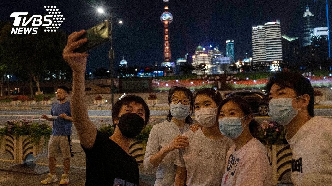民眾開心自拍。(圖/達志影像美聯社)