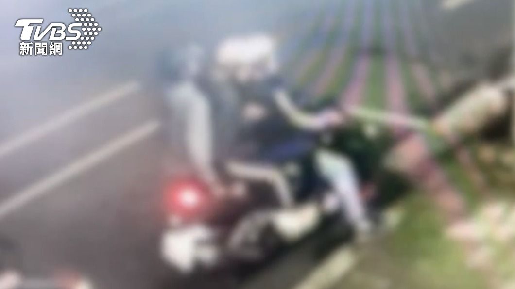 男子被朋友打完後三貼載到超商丟包。(圖/TVBS)