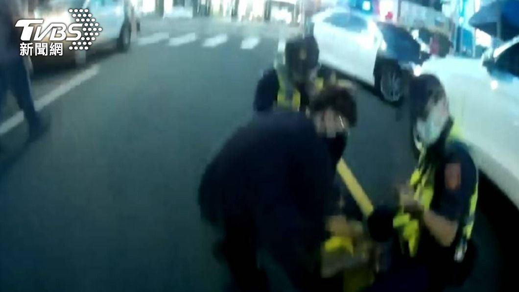 嫌拒檢一路跑！遭破窗壓制　竟反控警察惡質