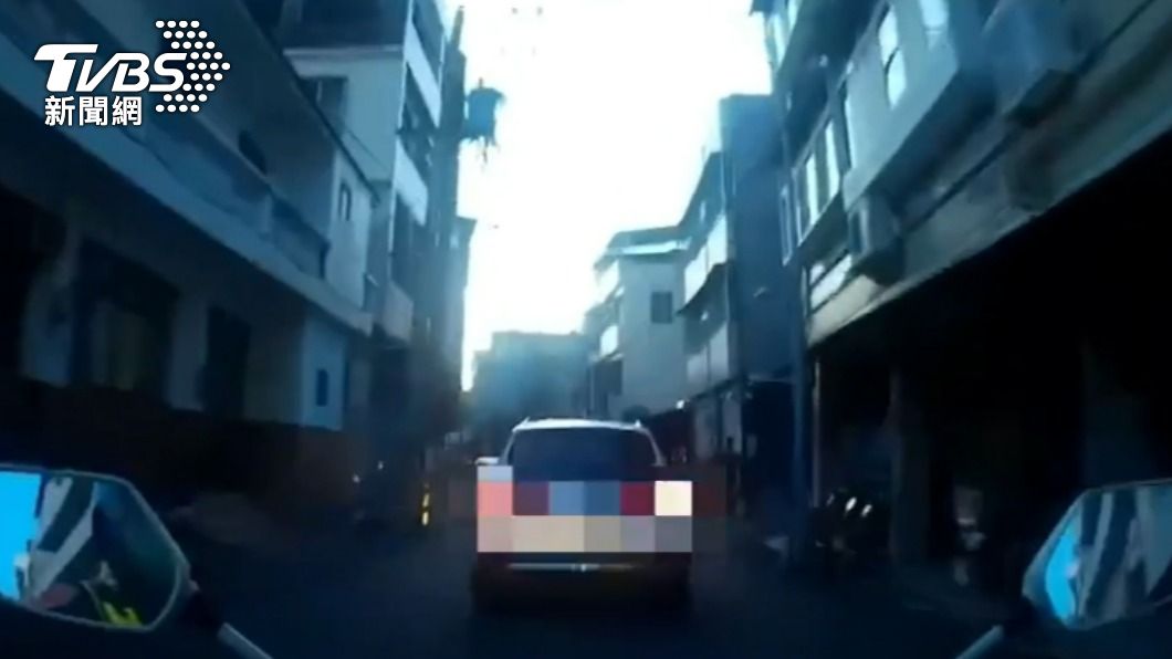 警方先在附近巷弄發現白賓士。（圖／TVBS）