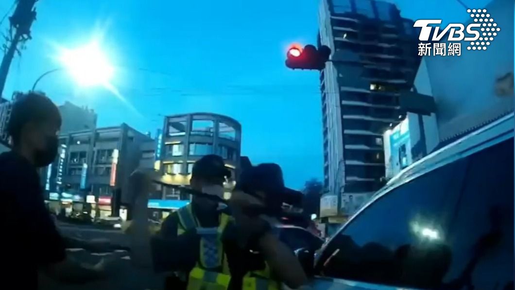 警方動用強制力破窗。（圖／TVBS）
