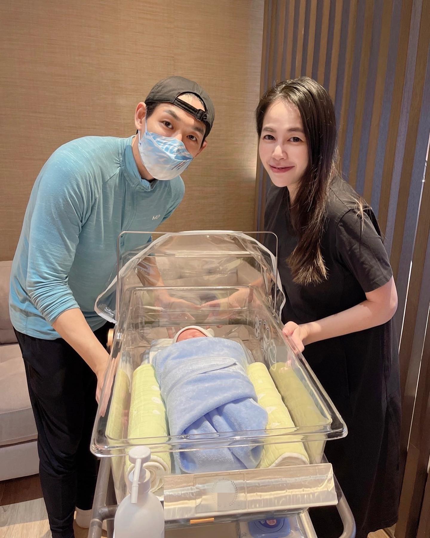 藍鈞天(左)與老婆Fiona迎來兒子。(圖/翻攝自藍鈞天臉書)