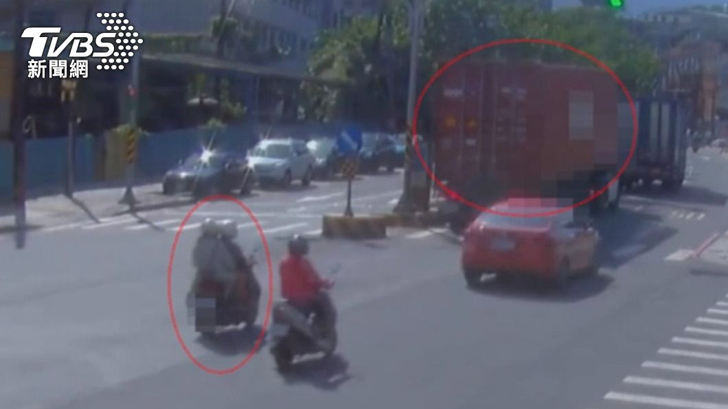 騎士本來載聯結車後方。（圖／TVBS）