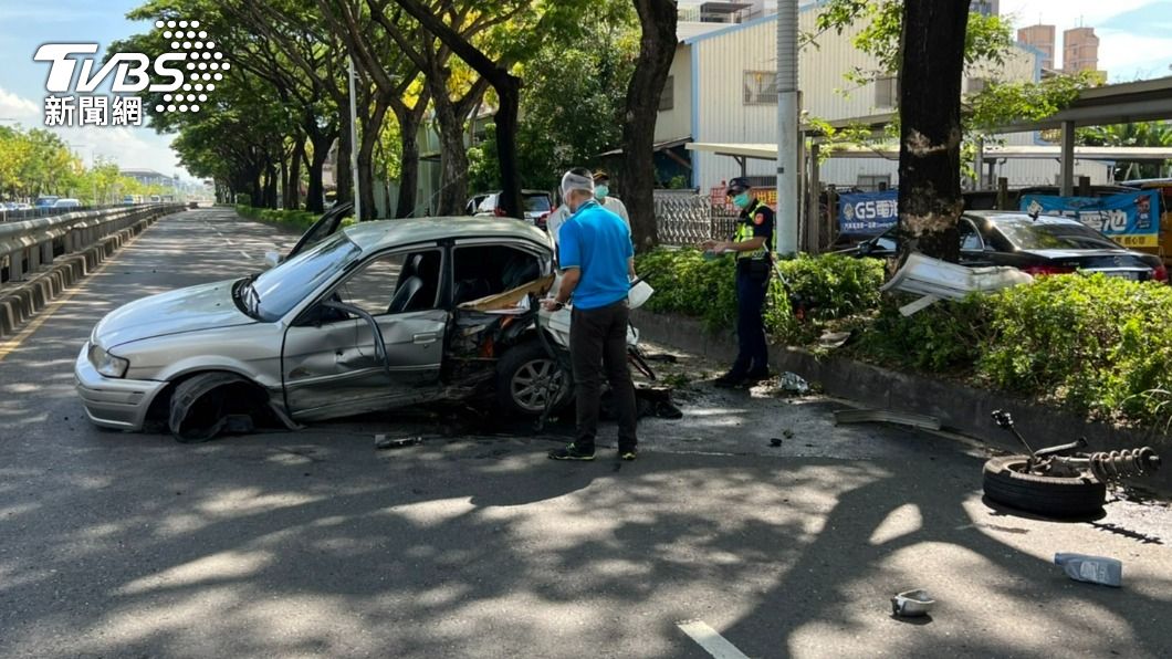 對向鬼切肇逃?他受驚高鐵站前自撞 避震、輪胎全噴路邊