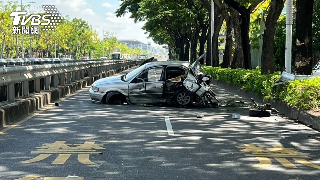 簡男轎車嚴重毀損。(圖/TVBS)