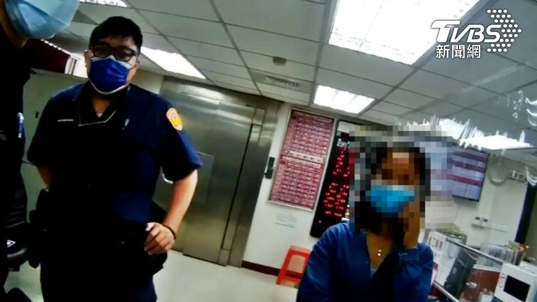 警方獲報到銀行，潘姓婦人神情緊張。（圖／TVBS）