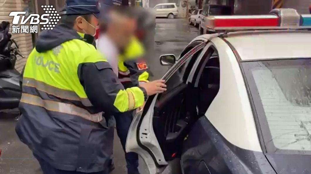 王姓詐欺車手遭警方上銬逮捕。（圖／TVBS）