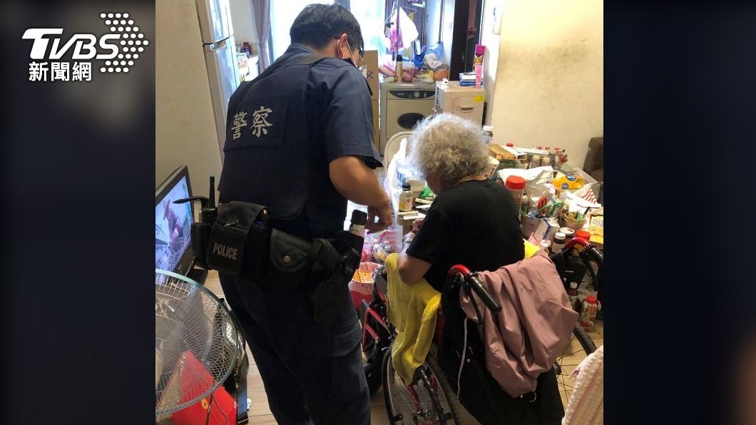 警員親自護送老婦人返家。（圖／TVBS）