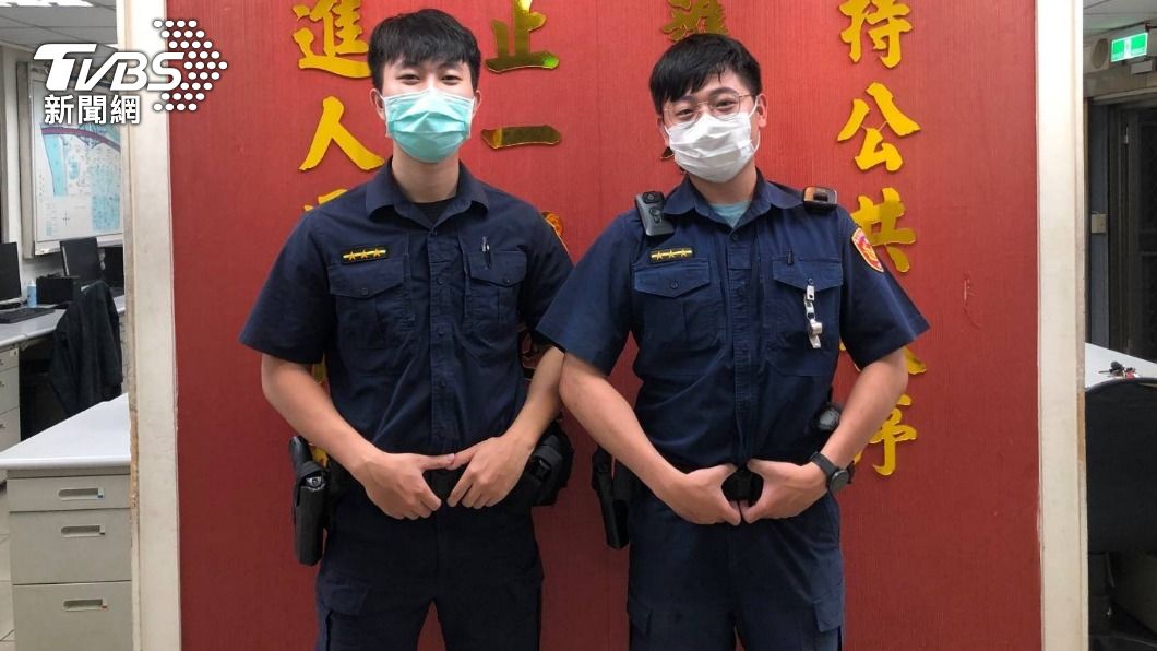 大同分局重慶所警員黃昱仁（左）、何宗峻（右）熱心助人。（圖／TVBS）