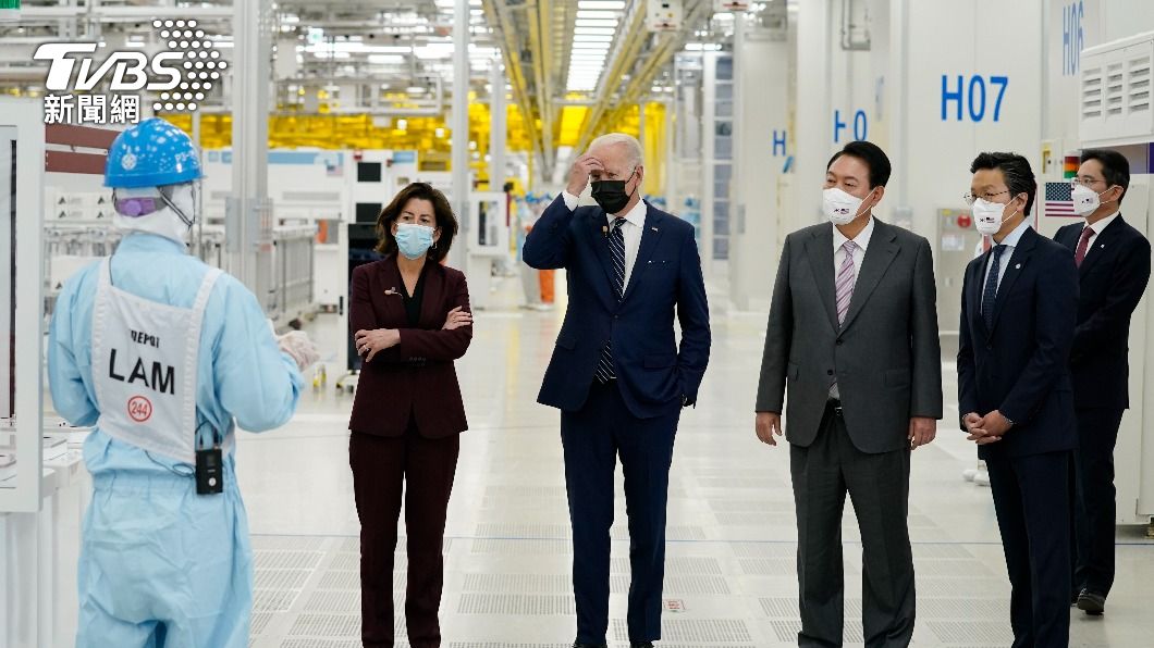 雷蒙多21日與美國總統拜登(Joe Biden)一同參觀南韓三星晶片廠。(圖/達志影像美聯社)