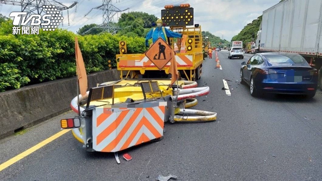 小轎車國道追撞施工緩撞車 釀6車追撞事故4人輕傷