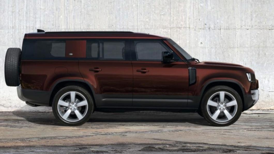 Defender 130擁有專屬的聖多納紅車色選配。(圖/翻攝自Land Rover)