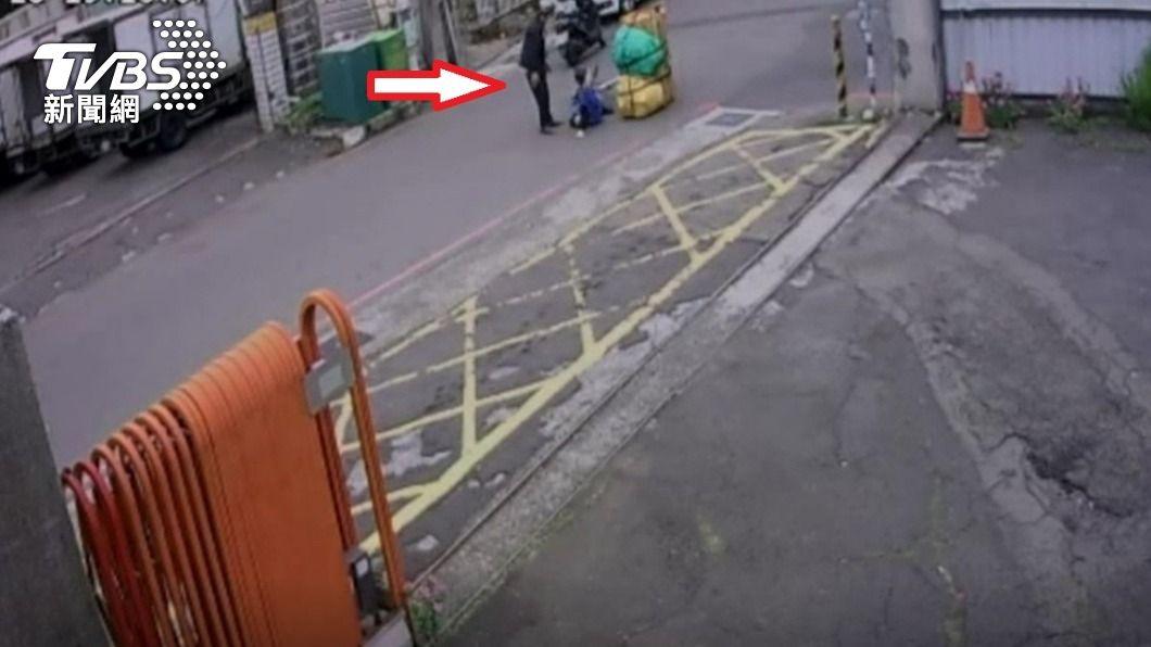 林男下車詢問後，就離開現場。（圖／TVBS）