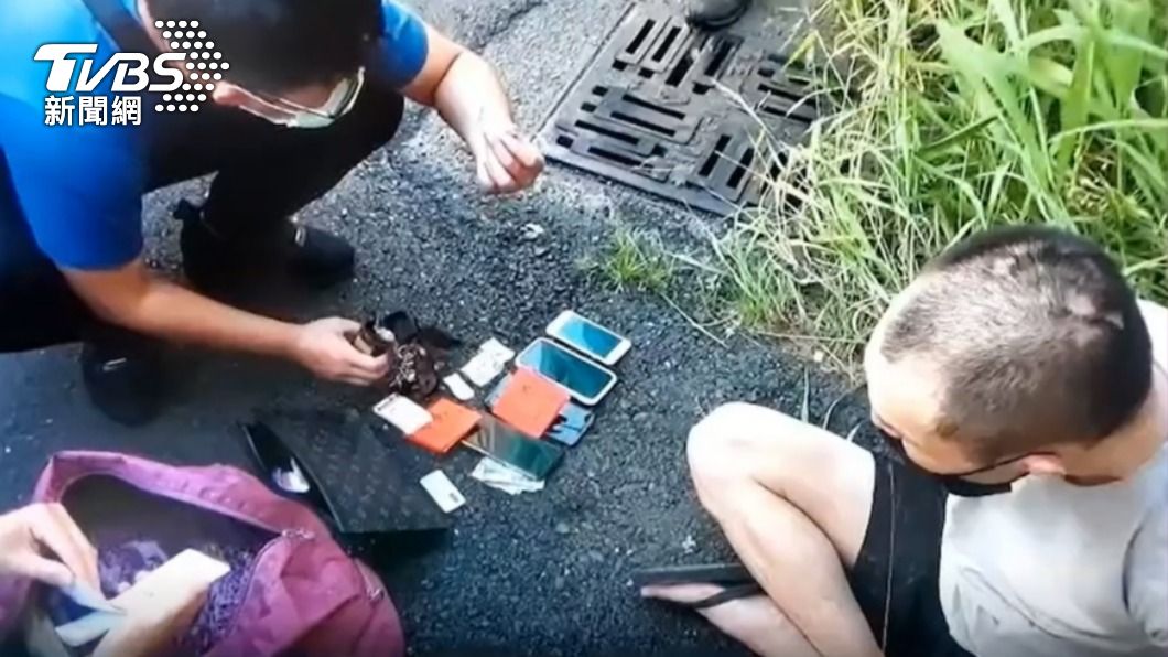 警方在小港某間汽車旅館逮人。(圖/TVBS)