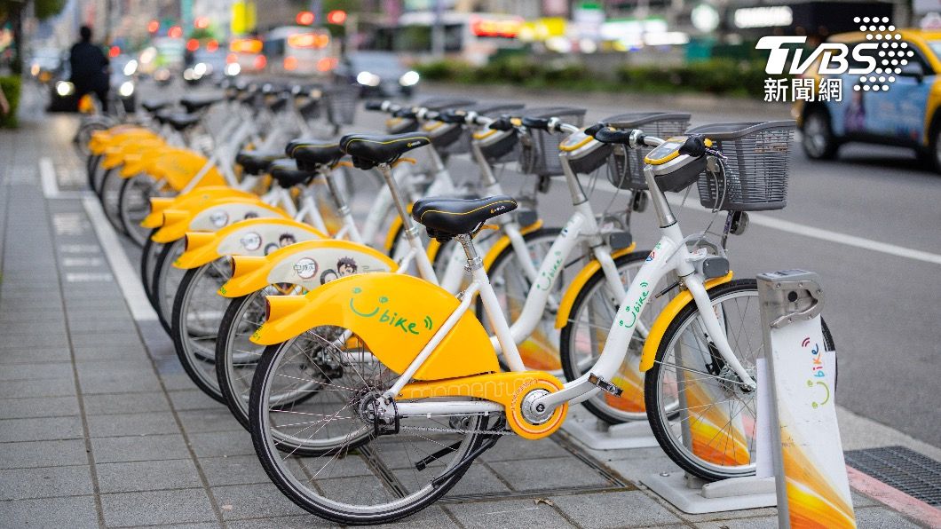 找不到車位!騎士囂張停YouBike格 網怒了:快報警