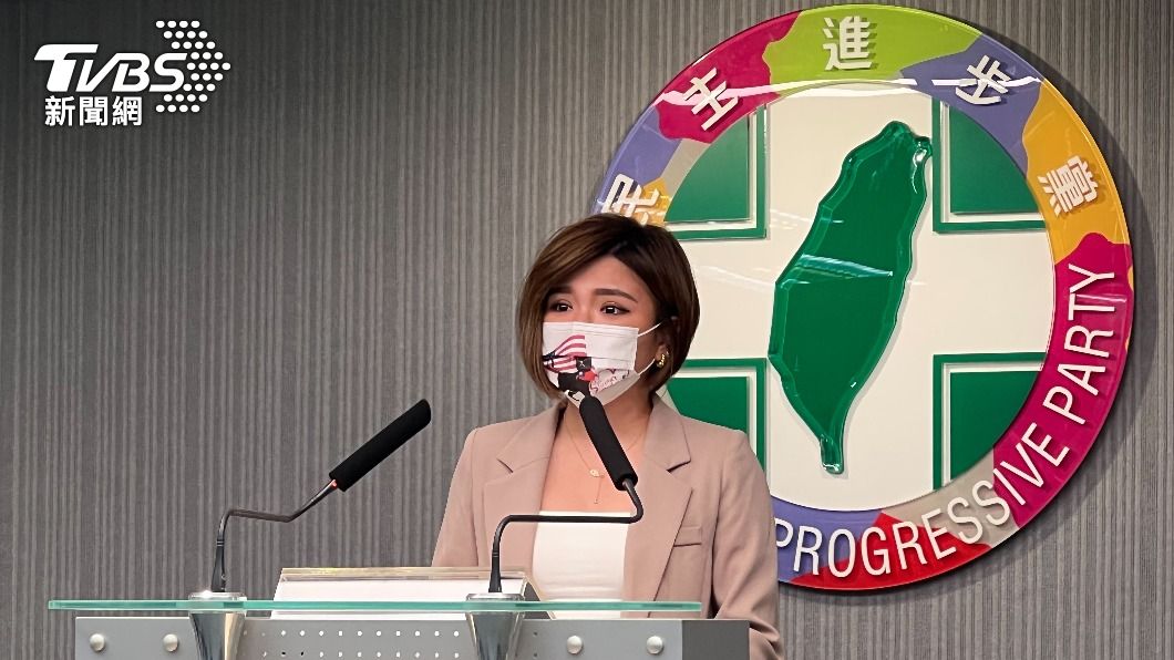 民進黨發言人黃彩玲進行會後轉述。（圖／TVBS）